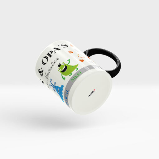 Kaffee Tasse Enkelkinder mit kleinen Monstern und Wunschnamen. Ansicht rechts, schwarzer Henkel